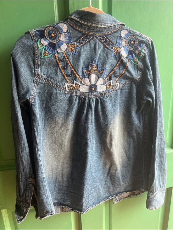 O'Neill Tops - O'Neill Denim 💯 cotton snap button up size Small embroidered back 👀